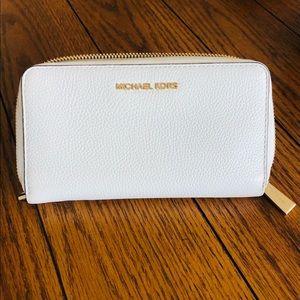 Barely used Michael Kors Wallet!  Just like new!!